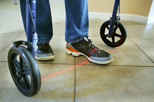 Dispositivo a laser ajuda doentes de Parkinson a recuperar mobilidade