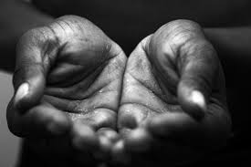 A caridade não combate mas perpetua a pobreza, diz criador da The Big Issue