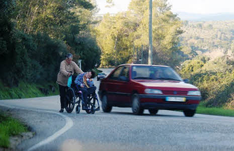 10 Kms a pé para levar filha deficiente ao médico