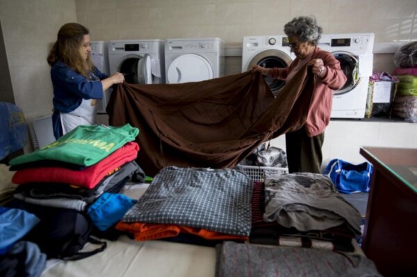 Juntas e associações tentam que ninguém deixe de lavar a roupa por causa da crise