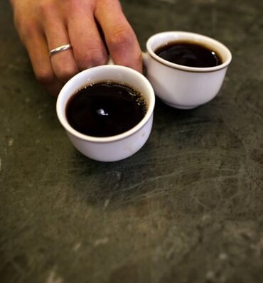 “Café suspenso”, pago, à espera de quem o beba, ganha mais adeptos