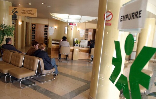 Menos 60 mil inscritos nos centros de emprego em Abril