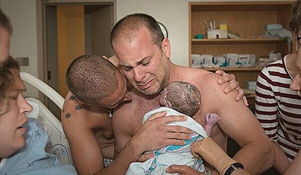 Fotógrafa captou o momento em que um casal homossexual viu nascer o seu primeiro filho