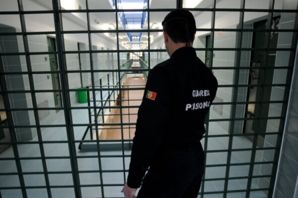 Reclusos não trabalham, mas cadeias pagam-lhes para evitar motins