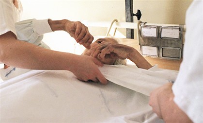 Falta de vagas em lares deixa idosos um mês nos hospitais