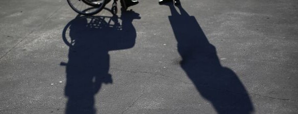 Vereadores e cidadãos desafiados a andar de cadeira de rodas