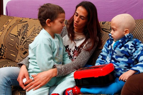 Mãe pobre tem dois filhos com leucemia