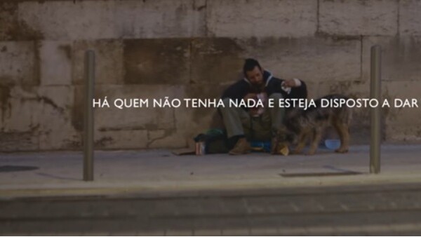 Sem-abrigo em Lisboa foi «filmado» a dar a única comida que tem, ao seu cão