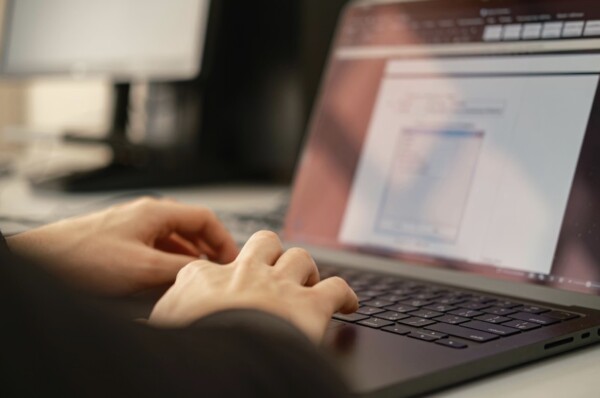 Como a Análise de Especialistas Constrói Confiança em Serviços Online Modernos 